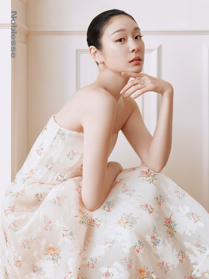 노란 수영복에 섹시한 몸매 어필하는 존예 처자