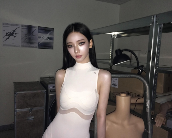 노란 수영복에 섹시한 몸매 어필하는 존예 처자