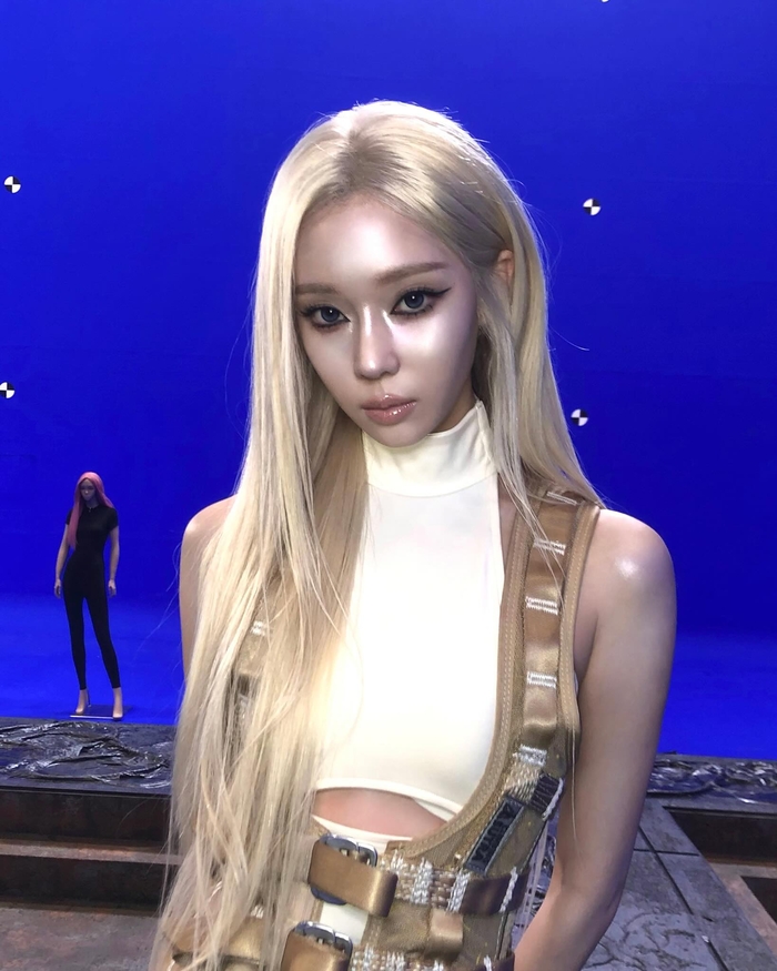 노란 수영복에 섹시한 몸매 어필하는 존예 처자