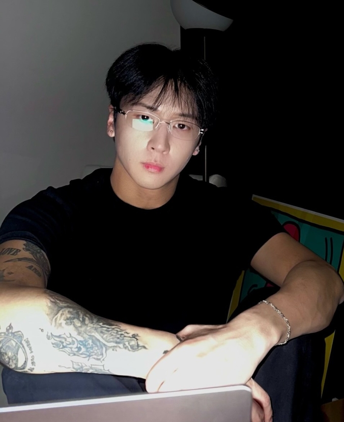 노란 수영복에 섹시한 몸매 어필하는 존예 처자