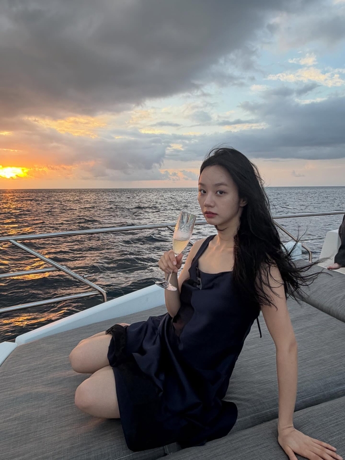 노란 수영복에 섹시한 몸매 어필하는 존예 처자