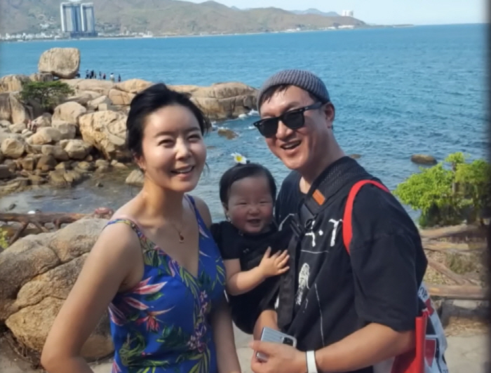 노란 수영복에 섹시한 몸매 어필하는 존예 처자