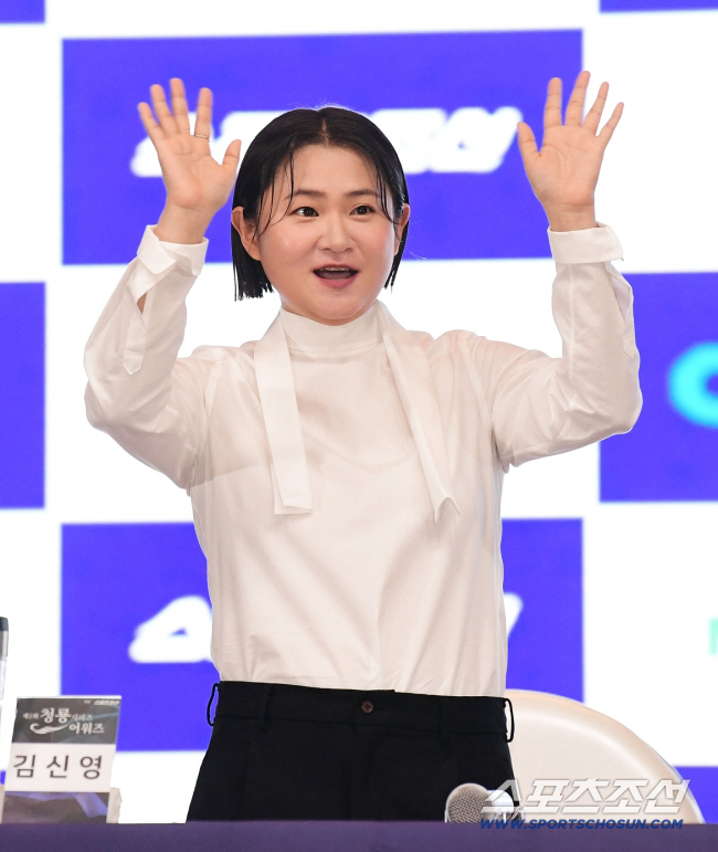 노란 수영복에 섹시한 몸매 어필하는 존예 처자
