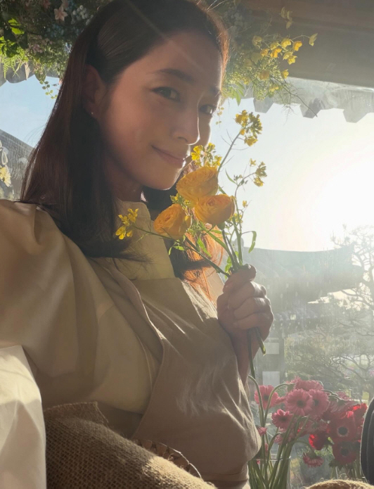 노란 수영복에 섹시한 몸매 어필하는 존예 처자