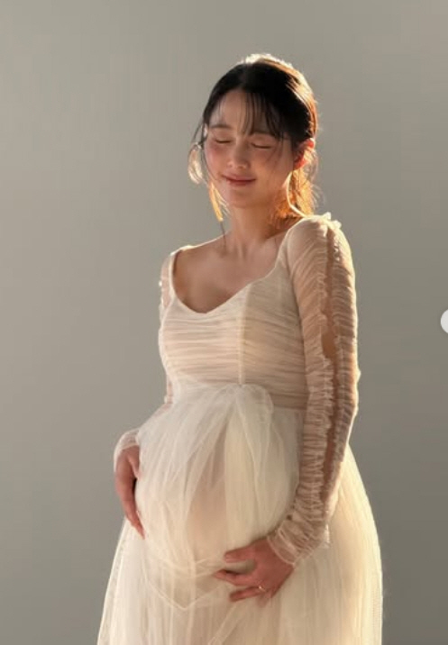 노란 수영복에 섹시한 몸매 어필하는 존예 처자