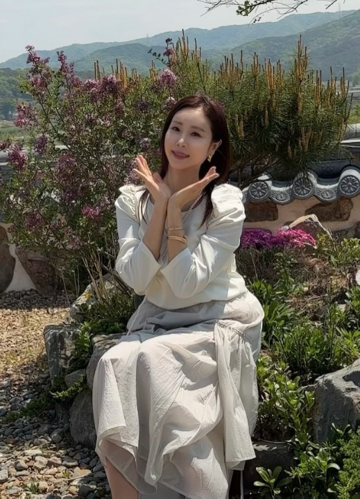 노란 수영복에 섹시한 몸매 어필하는 존예 처자
