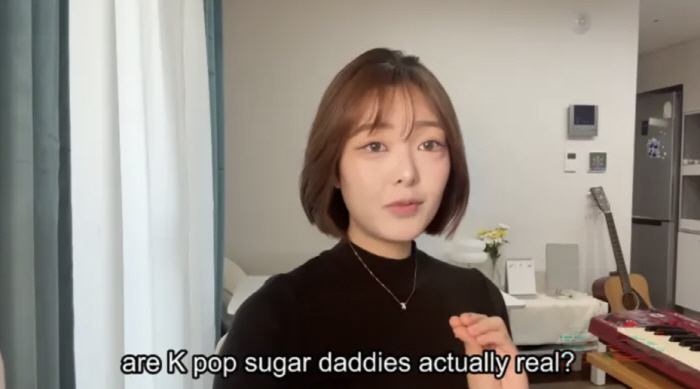 노란 수영복에 섹시한 몸매 어필하는 존예 처자