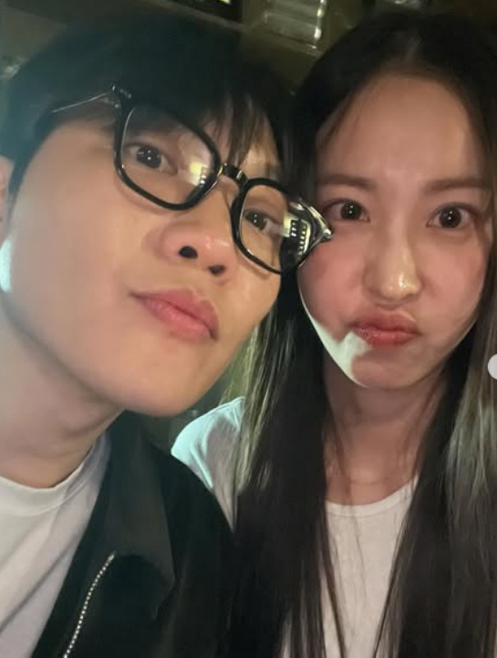 노란 수영복에 섹시한 몸매 어필하는 존예 처자