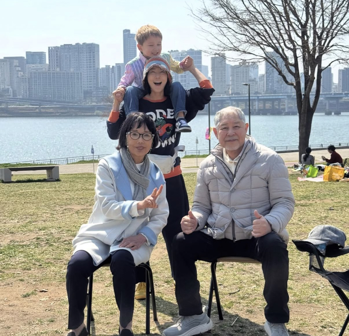 노란 수영복에 섹시한 몸매 어필하는 존예 처자