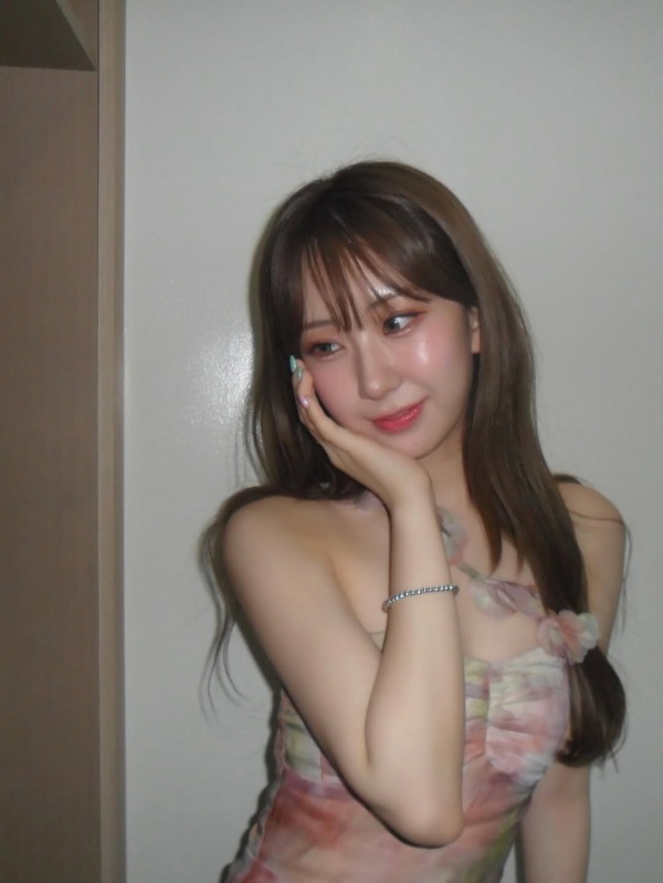 노란 수영복에 섹시한 몸매 어필하는 존예 처자