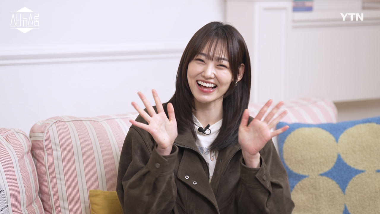 노란 수영복에 섹시한 몸매 어필하는 존예 처자