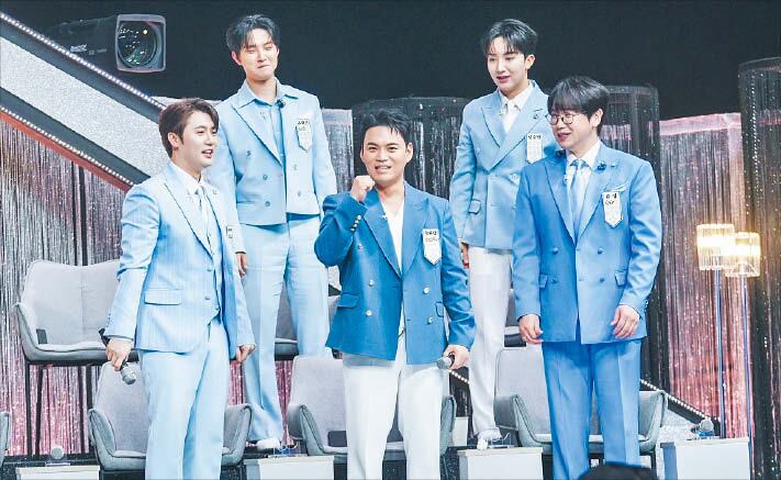 노란 수영복에 섹시한 몸매 어필하는 존예 처자