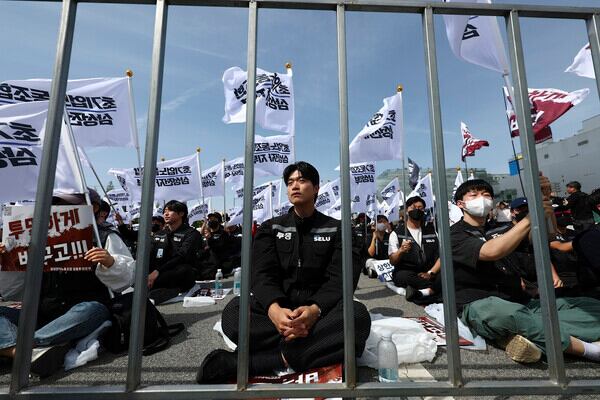 노란 수영복에 섹시한 몸매 어필하는 존예 처자