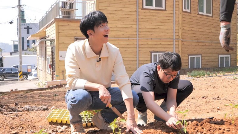 노란 수영복에 섹시한 몸매 어필하는 존예 처자
