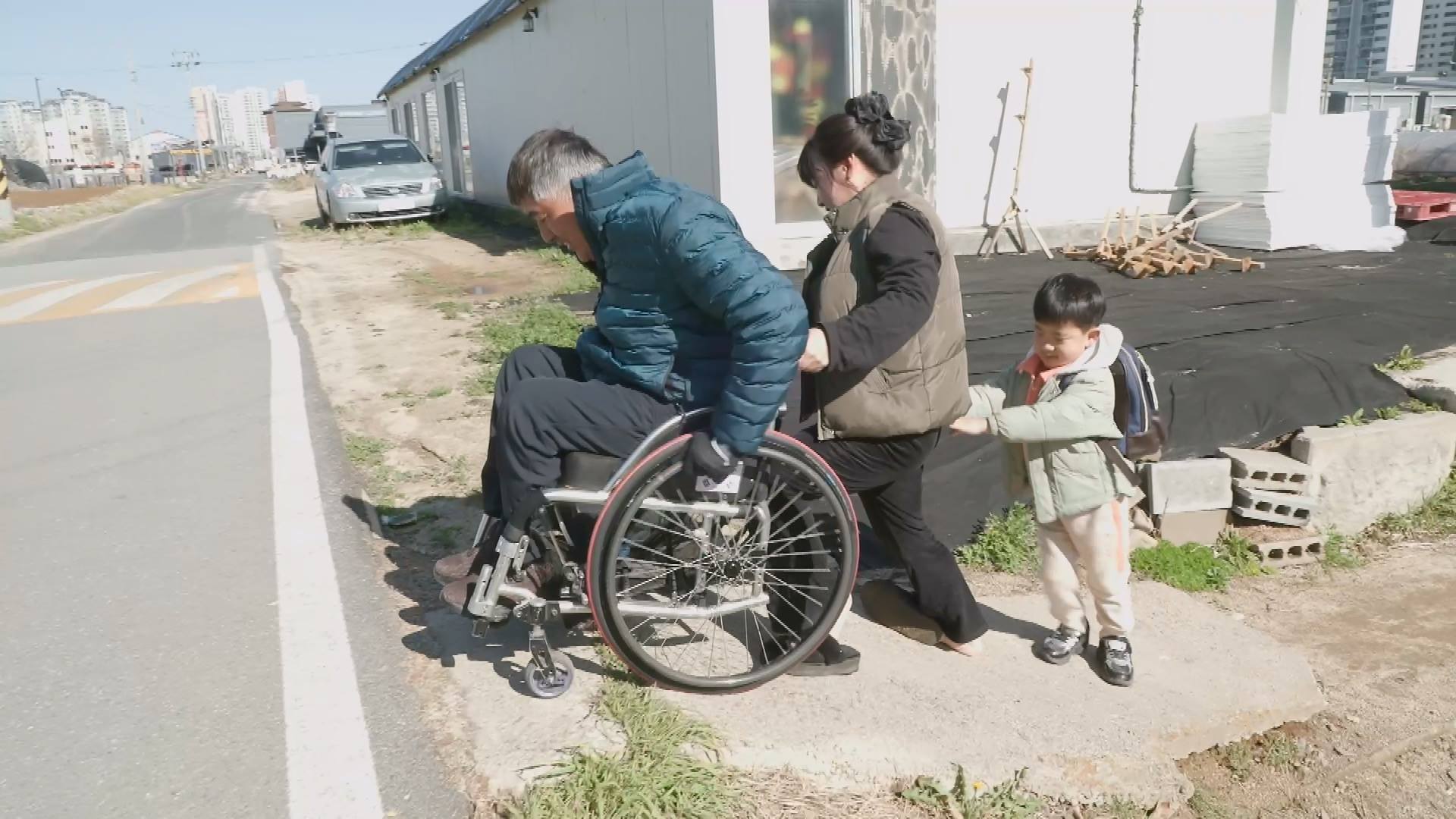 노란 수영복에 섹시한 몸매 어필하는 존예 처자