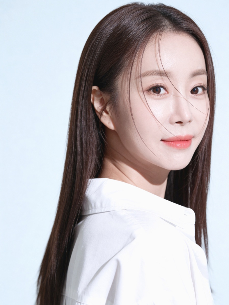 노란 수영복에 섹시한 몸매 어필하는 존예 처자