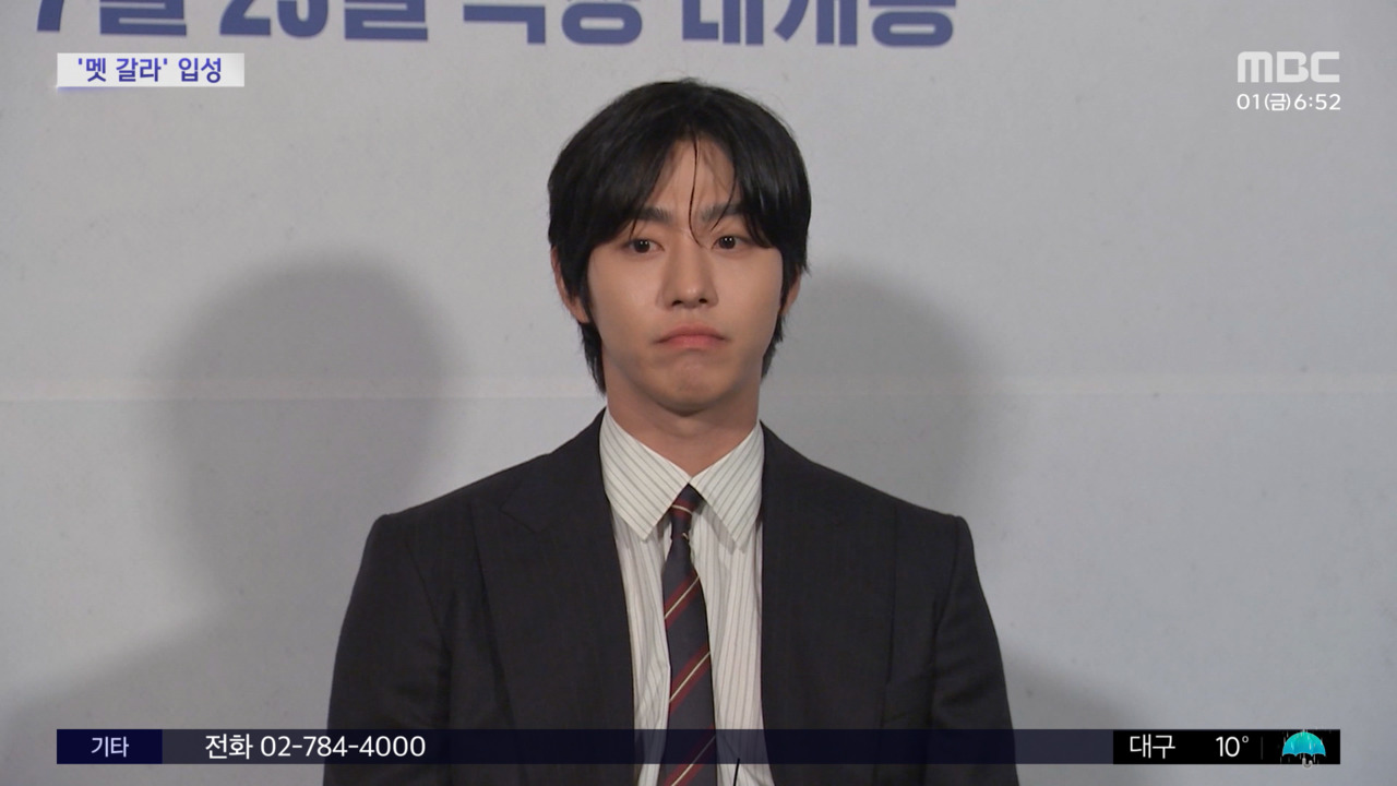 노란 수영복에 섹시한 몸매 어필하는 존예 처자