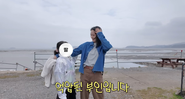 노란 수영복에 섹시한 몸매 어필하는 존예 처자