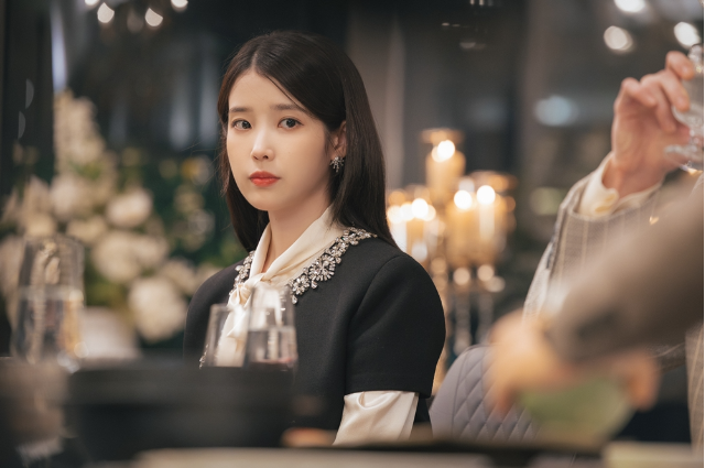 노란 수영복에 섹시한 몸매 어필하는 존예 처자