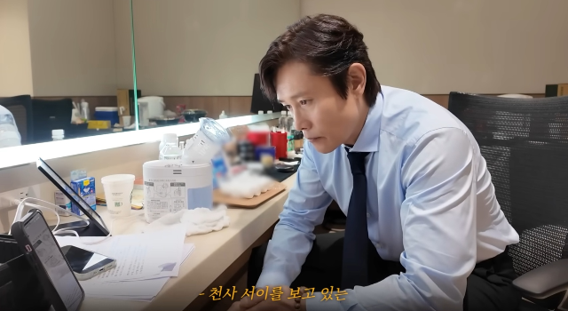 노란 수영복에 섹시한 몸매 어필하는 존예 처자