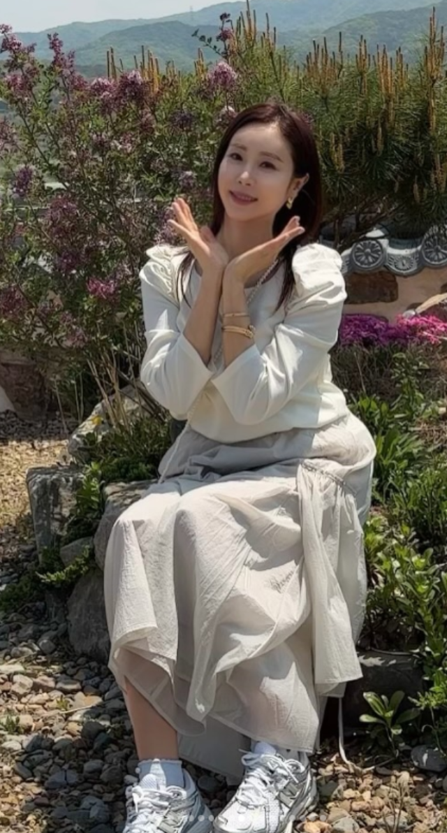 노란 수영복에 섹시한 몸매 어필하는 존예 처자