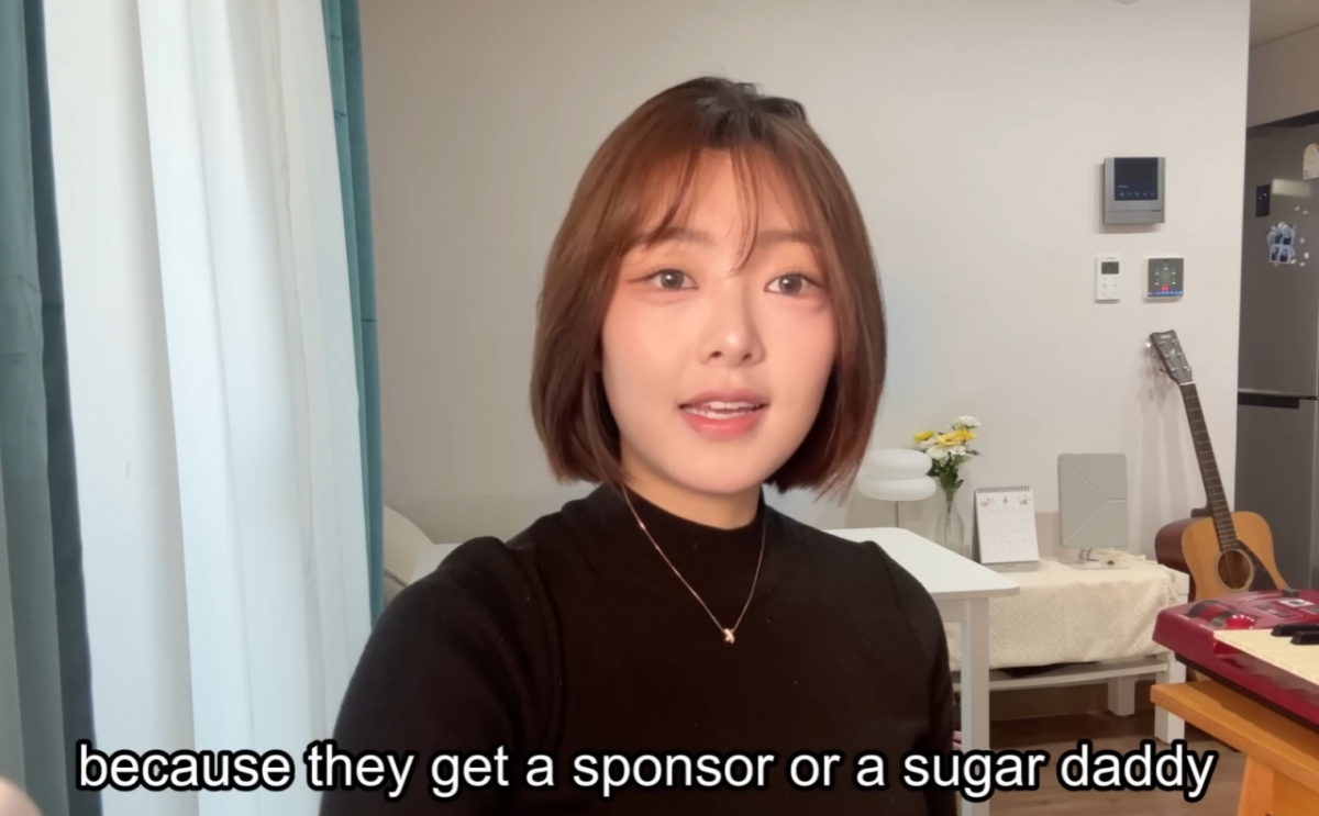 노란 수영복에 섹시한 몸매 어필하는 존예 처자