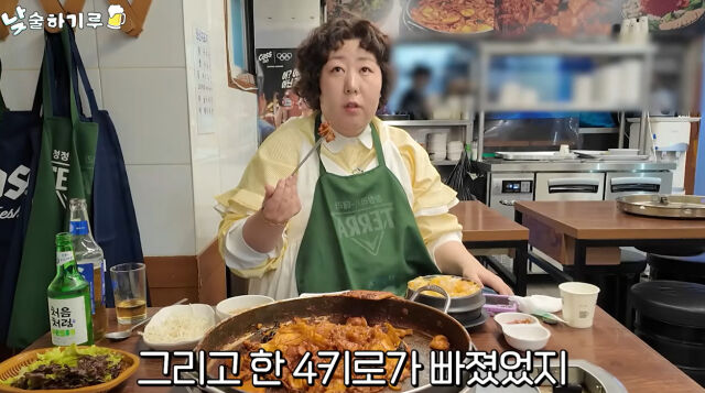 노란 수영복에 섹시한 몸매 어필하는 존예 처자