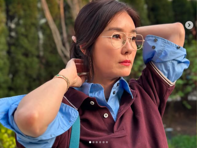 노란 수영복에 섹시한 몸매 어필하는 존예 처자
