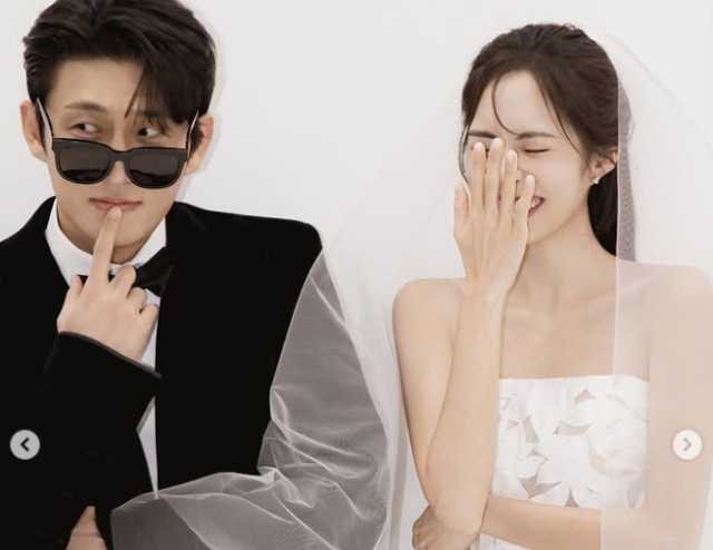 노란 수영복에 섹시한 몸매 어필하는 존예 처자
