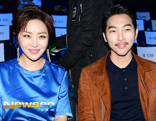 노란 수영복에 섹시한 몸매 어필하는 존예 처자
