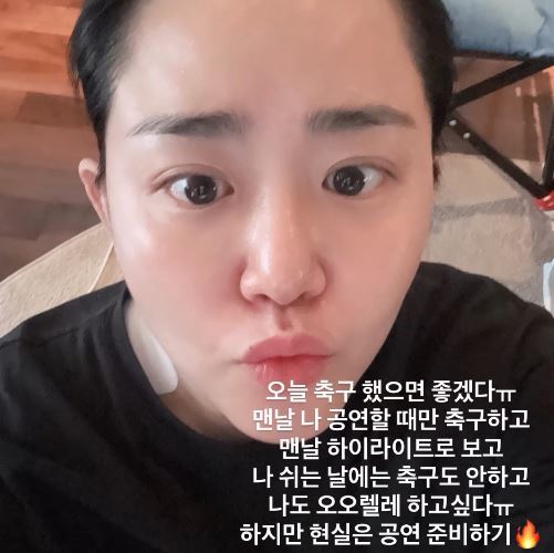 노란 수영복에 섹시한 몸매 어필하는 존예 처자