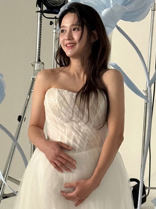 노란 수영복에 섹시한 몸매 어필하는 존예 처자