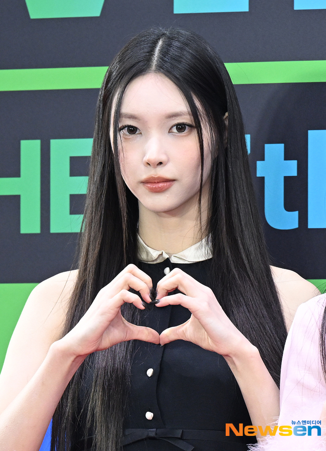 노란 수영복에 섹시한 몸매 어필하는 존예 처자