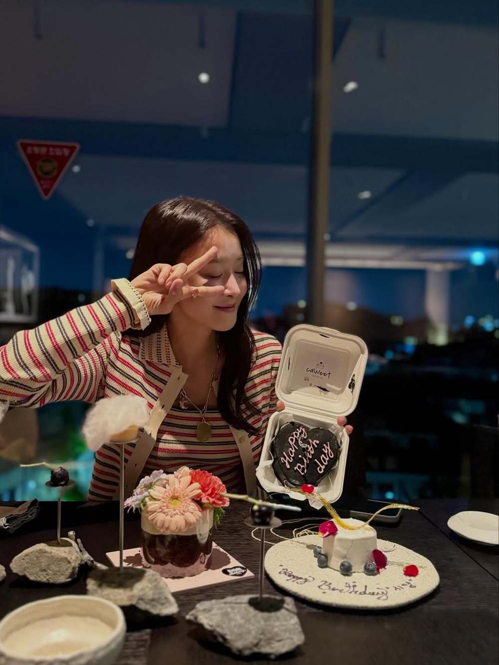노란 수영복에 섹시한 몸매 어필하는 존예 처자
