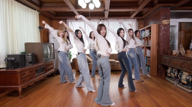 노란 수영복에 섹시한 몸매 어필하는 존예 처자