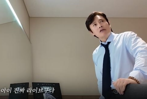 노란 수영복에 섹시한 몸매 어필하는 존예 처자