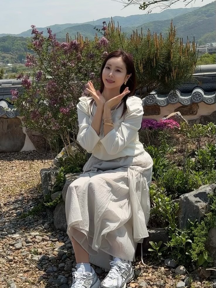 노란 수영복에 섹시한 몸매 어필하는 존예 처자
