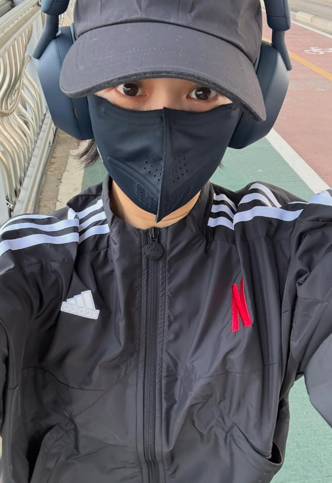 노란 수영복에 섹시한 몸매 어필하는 존예 처자