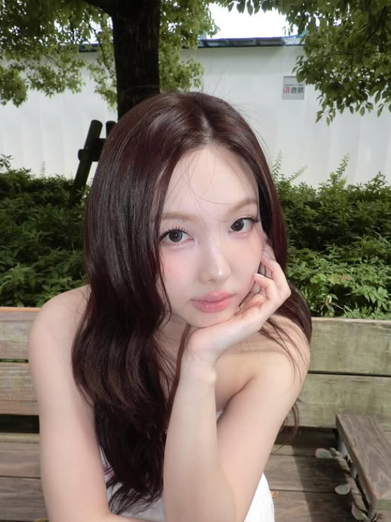 노란 수영복에 섹시한 몸매 어필하는 존예 처자