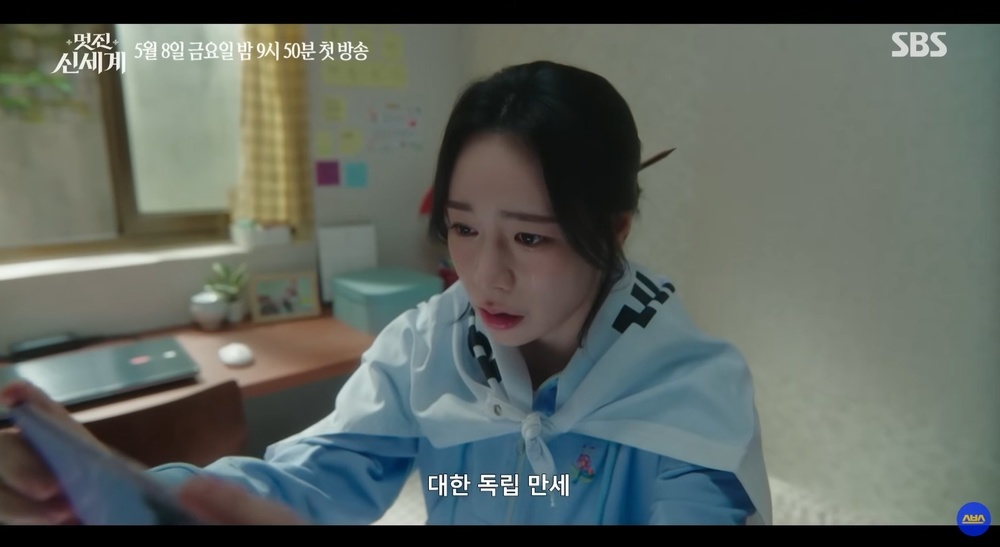 노란 수영복에 섹시한 몸매 어필하는 존예 처자