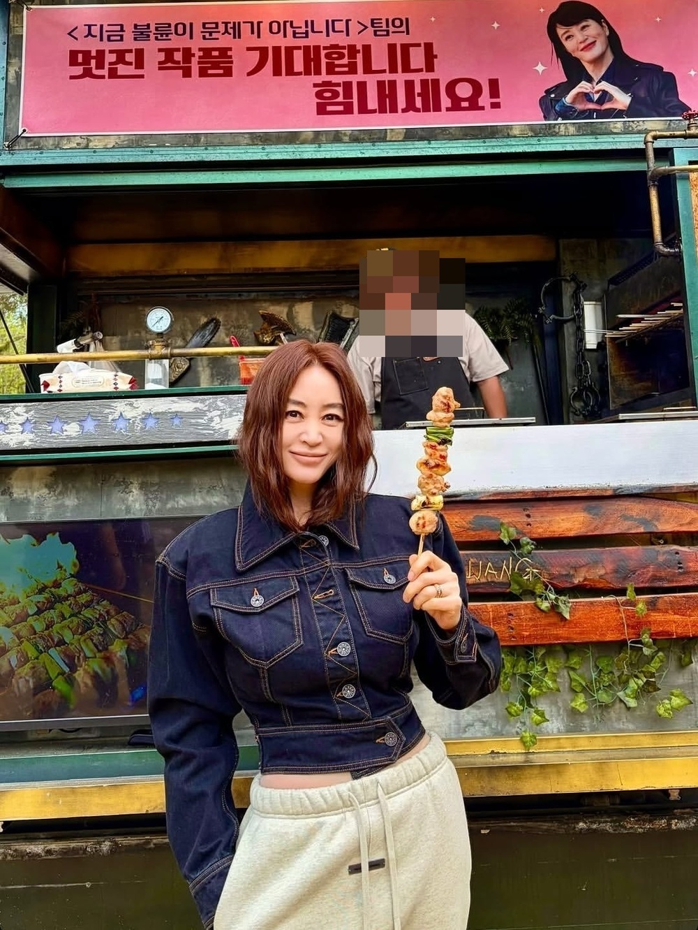 노란 수영복에 섹시한 몸매 어필하는 존예 처자