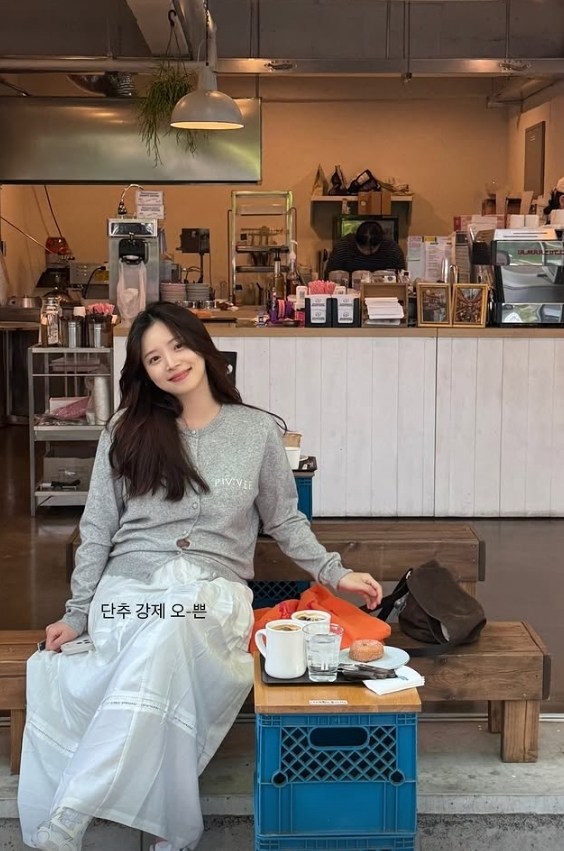 노란 수영복에 섹시한 몸매 어필하는 존예 처자