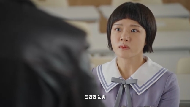 노란 수영복에 섹시한 몸매 어필하는 존예 처자