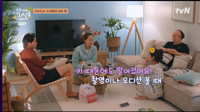 노란 수영복에 섹시한 몸매 어필하는 존예 처자