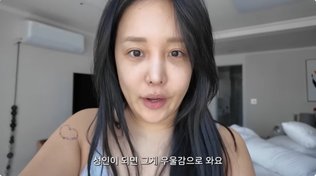 노란 수영복에 섹시한 몸매 어필하는 존예 처자