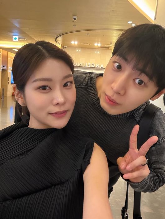 노란 수영복에 섹시한 몸매 어필하는 존예 처자