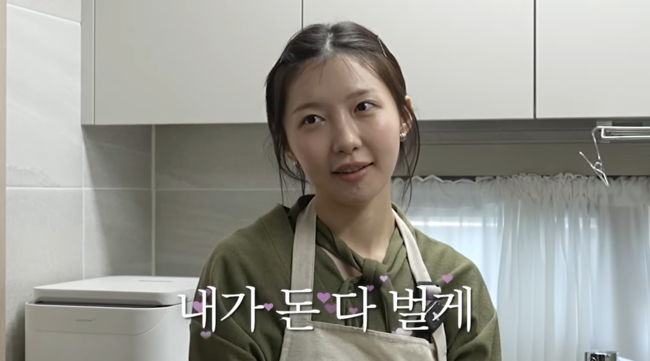 노란 수영복에 섹시한 몸매 어필하는 존예 처자