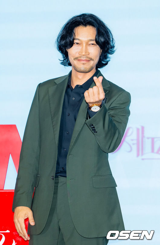 노란 수영복에 섹시한 몸매 어필하는 존예 처자