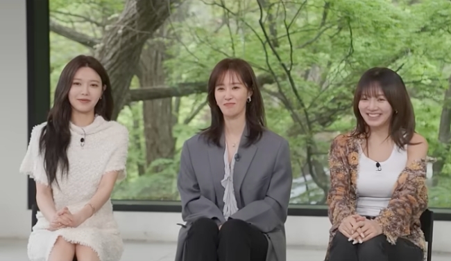 노란 수영복에 섹시한 몸매 어필하는 존예 처자