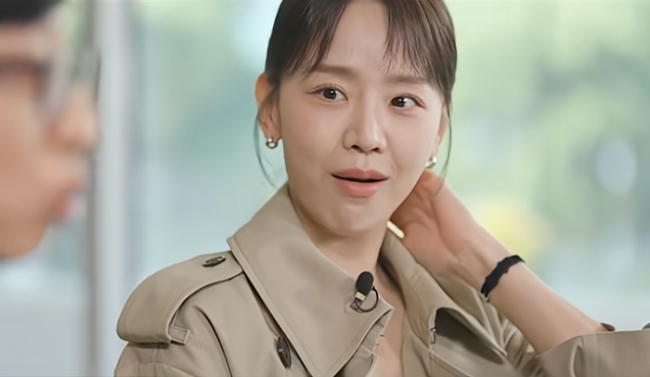 노란 수영복에 섹시한 몸매 어필하는 존예 처자